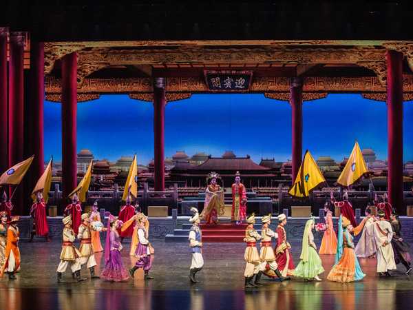 Spettacolo  'Dancing along the silk road' nel teatro di Dunhuang