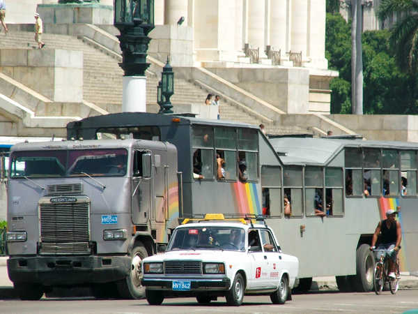 La Habana - Fermata del 'camello' davanti al Capitolio Nacional