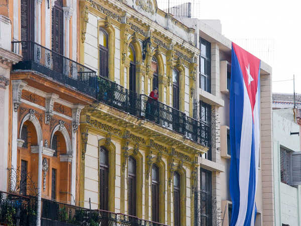 La Habana - Sventola la bandiera cubana tra gli edifici a tinte pastello del malecòn