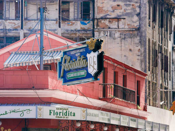 La Habana - l'insegna del Floridita, famoso per il daiquirì