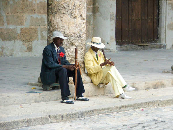La Habana - Elegantissimi fumatori di sigari nella Plaza de la Catedral