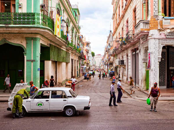 La Habana - Problemi per la Lada della polizia in Paseo Martì