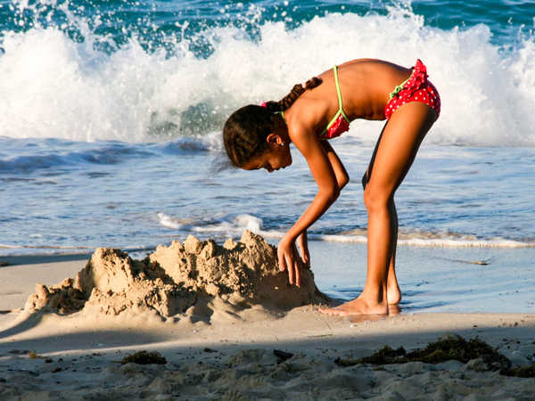 Ricostruzione di un castello di sabbia abbattuto dalle onde a Playa del Este