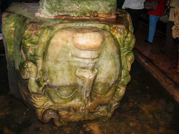 Testa di Medusa rovesciata nella cisterna basilica. Dicono che toccarla porti fortuna.