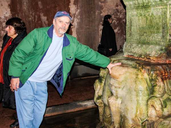 Testa di Medusa rovesciata nella cisterna basilica. Dicono che toccarla porti fortuna.