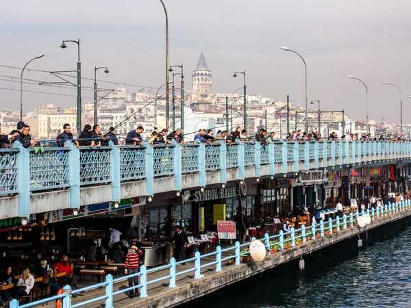 Assembramento di pescatori sul ponte di Galata