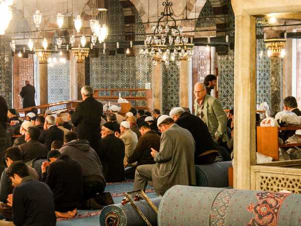 Fedeli in preghiera nella Yeni Camii