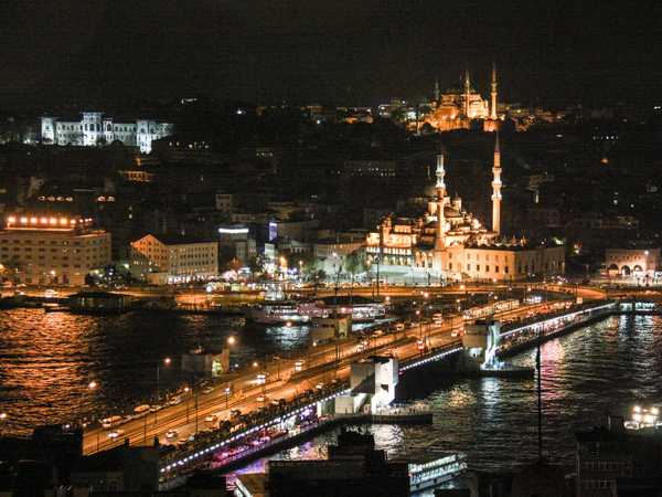 Vista di Eminonu dalla torre di Galata. Si vedono illuminati il palazzo Topkapi, la Yeni Camii e la Suleimaniye Camii.