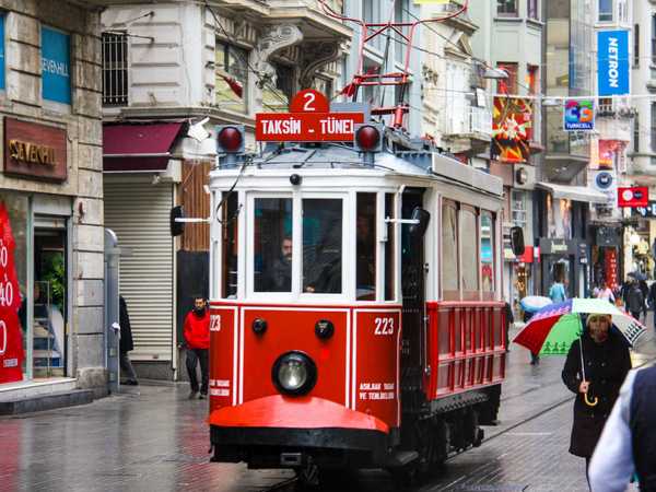 Caratteristico piccolo tram rosso di Istiklal Caddesi