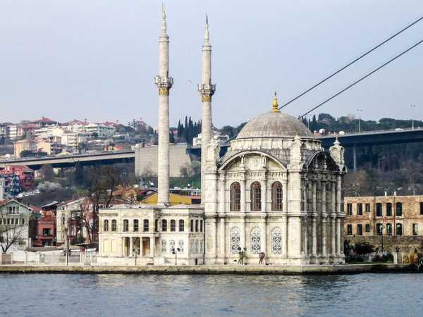 La piccola moschea di Eyup sulla riva del Bosforo