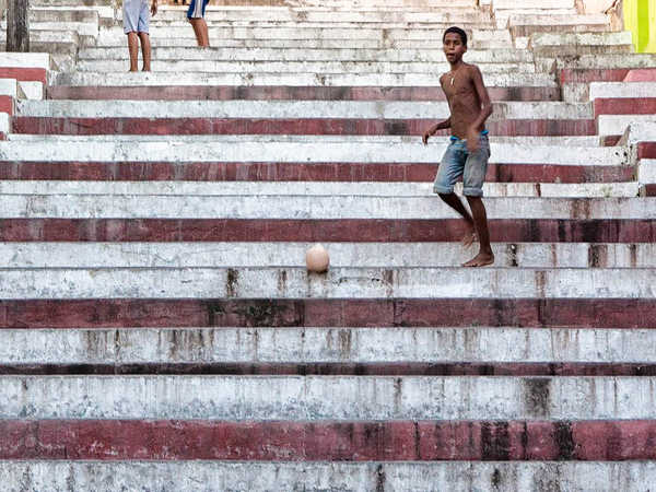 Santiago de Cuba - Ragazzi sulle scalinate cittadine