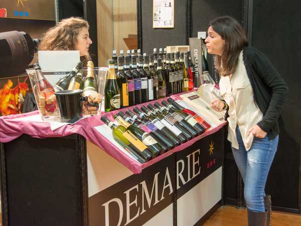 Conversazione al banco dei vini delle Langhe