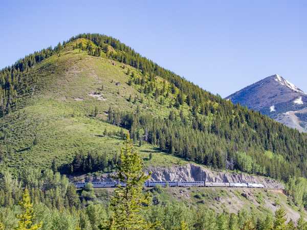 Il treno 'Empire Builder' che corre lungo il confine del Glacier Park