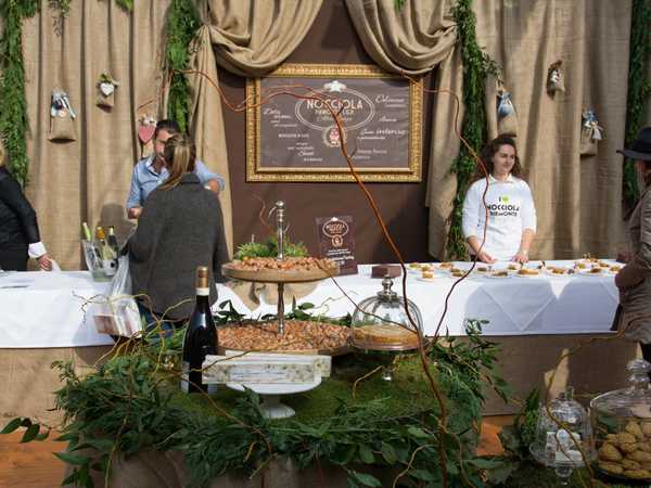 Lo stand della nocciola 'tonda gentile delle Langhe' in Piazza Duomo