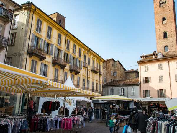 Mercato del sabato nella Piazza del Municipio