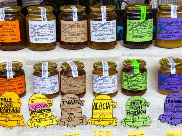 Colorati barattoli di miele al Mercato della Terra in Piazza Elvio Pertinace