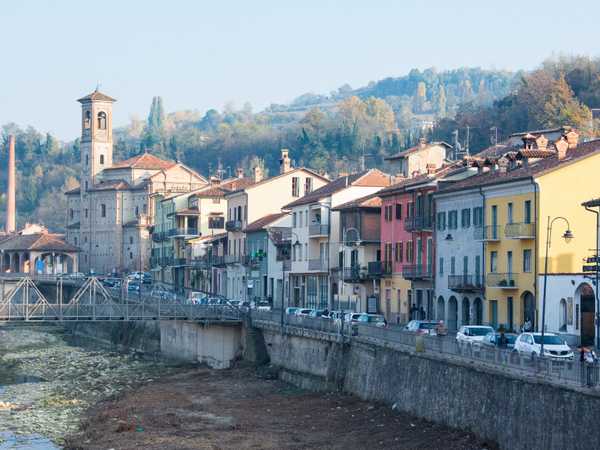 Dogliani, case lungo il torrente Rea
