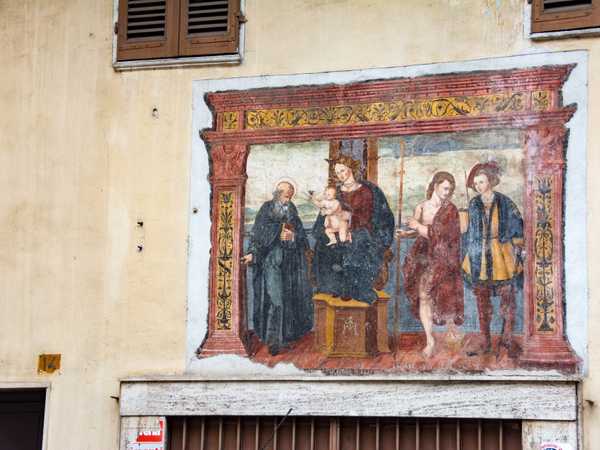 Affreschi sui muri delle case di Morozzo
