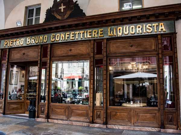 Cuneo - Antica bottega su via Roma