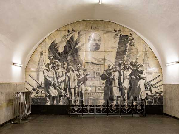 Metropolitana di Mosca: murale della stazione Plohschad Revolutskyi