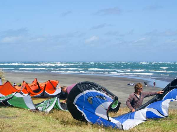 Raglan - Preparazione dei kitesurf per la regata
