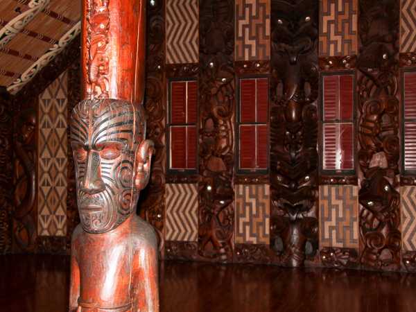 Interno del 'marae' Te Whare Runanga di Waitangi, il più importante per i maori