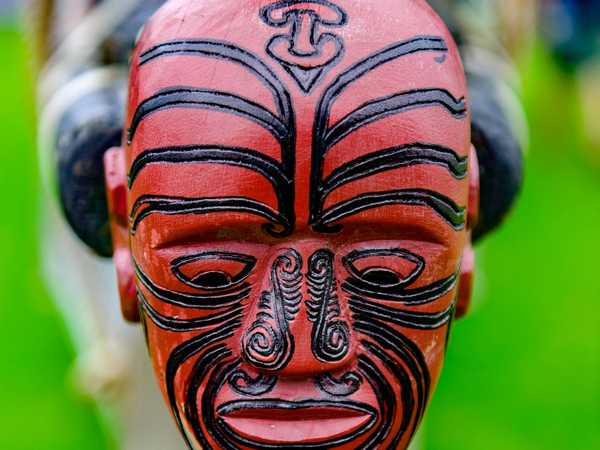 Bay of Islands - Maschera tatuata infissa sulla prua della 'Ngāpuhi waka taua' (canoa di guerra) Ngatokimatawhaorua, costruita nel 1940 in occasione della celebrazione del centenario del trattato di Waitangi.