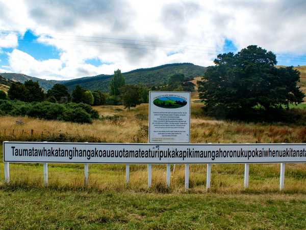 Taumatawhakatangihangakoauauotamateaturipukakapikimaungahoronukupokaiwhenuakitanatahu.  E’ il nome di una collina a sud di Napier, e vuol dire “Il ciglio della collina, dove Tamatea, l'uomo con le grandi ginocchia che è conosciuto come il mangiatore di terre,  scivolò giù,  salì su e ingoiò le montagne, poi  suonò con il proprio flauto per la sua amata”. Con 85 lettere, è uno dei toponimi più lunghi che si conoscano e ovviamente è nel Guinness dei primati.