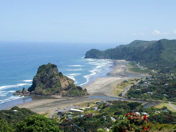 La spiaggia nera di Piha, affacciata sul mare di Tasman