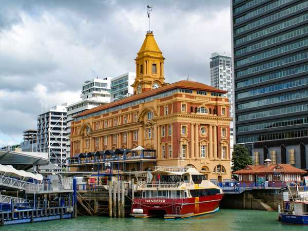 Auckland – Il Ferry Building e il molo di Waitemata Harbour da dove partono i battelli per le isole della baia