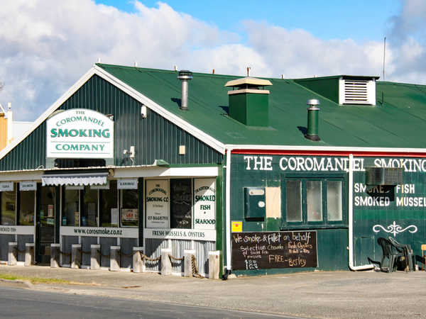 Stabilimento della Coromandel Smoking Company, specializzata in affumicatura di pesce e frutti di mare