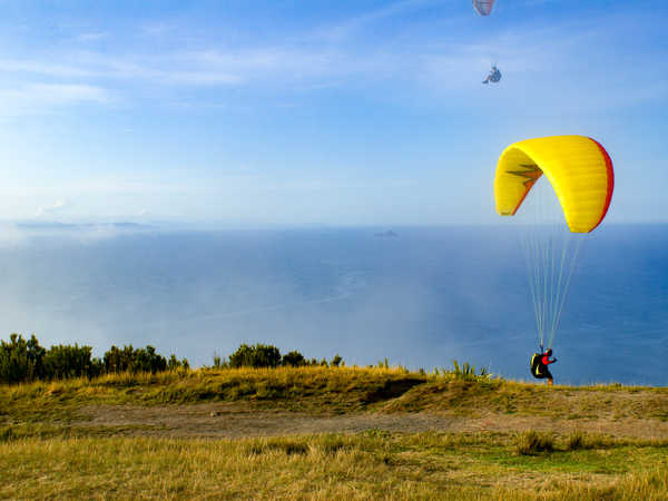 Parapendio dalla sommità del Mount Maunganui, vicino a Tauranga