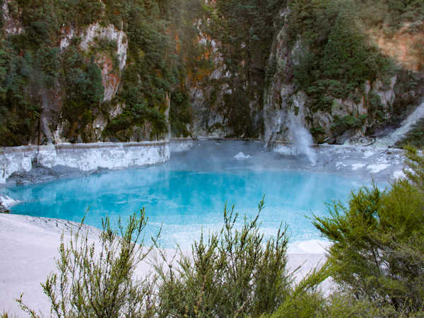 Waimangu Volcanic Valley - il lago detto 'Inferno Crater'. Non inganni il colore turchese dell'acqua, che è satura di acidi.