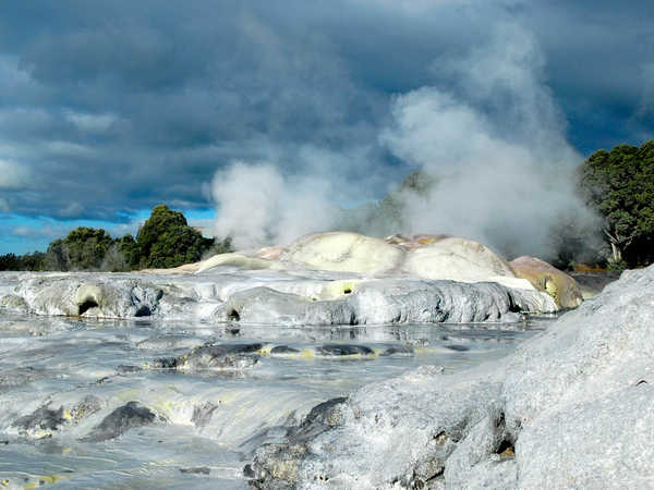 Regione di Rotorua - Whakarewarewa Geothermal Area, il Pohutu Geyser si prepara ad esplodere vapore fino a 25-30 mt di altezza