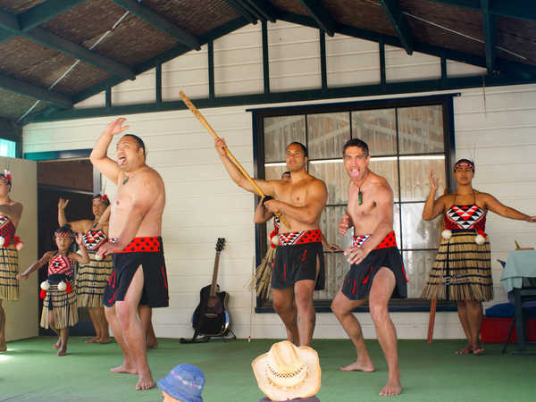 Te Puia - Spettacolo di danze maori. L'esposizione della lingua è un gesto tipico dei guerrieri, che lo facevano in segno di scherno verso gli avversari sconfitti