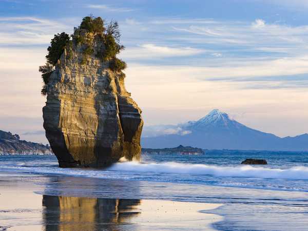 Faraglioni di Sea Stack e sullo sfondo il Mount Egmont