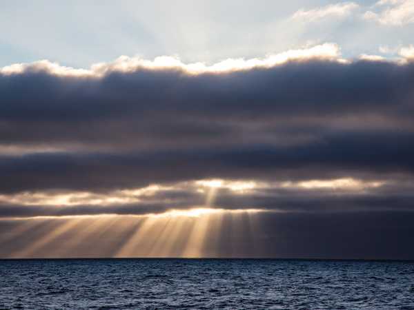 Il sole fora le nuvole durante la navigazione dalla South Georgia alle Orcadi Merdionali