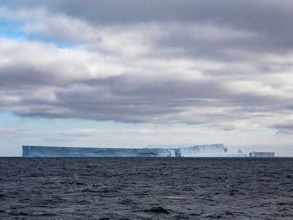 Iceberg tabulari al largo di  Laurie Island. Possono raggiungere la lunghezza di parecchi kilometri.