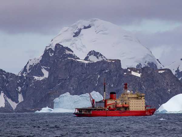 La nave Almirante Irizar porta i rifornimenti alla base argentina Orcadas, che si trova su Laurie Island
