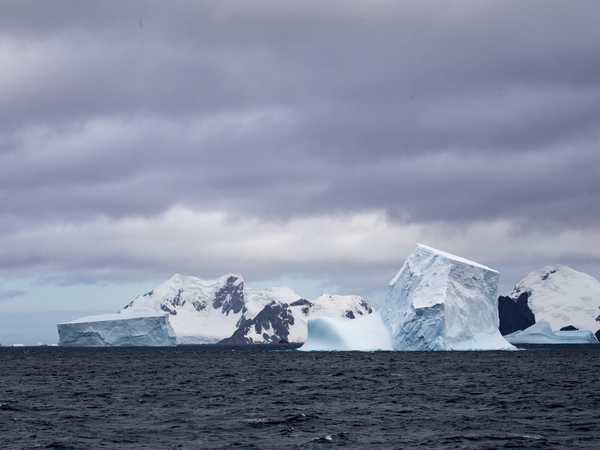 Iceberg nel braccio di mare tra Laurie Island e Coronation Island