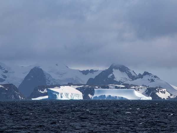 Iceberg nel braccio di mare tra Laurie Island e Coronation Island