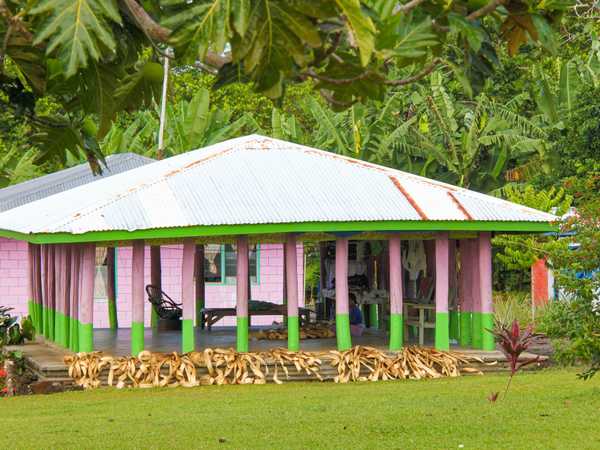 Un colorato 'fale