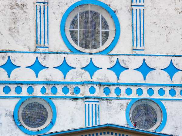 Particolare della bellissima chiesa bianca e turchese di Safotu