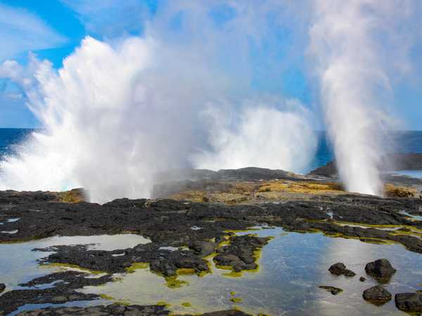 Taga blow holes. Le onde dell’oceano si infrangono contro una alta scogliera, penetrano attraverso fori e canali naturali e acquistano una pressione sufficiente per sparare a 10-15 metri di altezza grandi spruzzi di schiuma mossi dal vento. Visivamente, lo spettacolo ricorda molto i geyser della Nuova Zelanda.