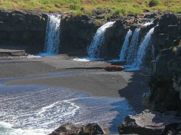 La cascata Paapatai-pai falls, che si getta direttamente in mare