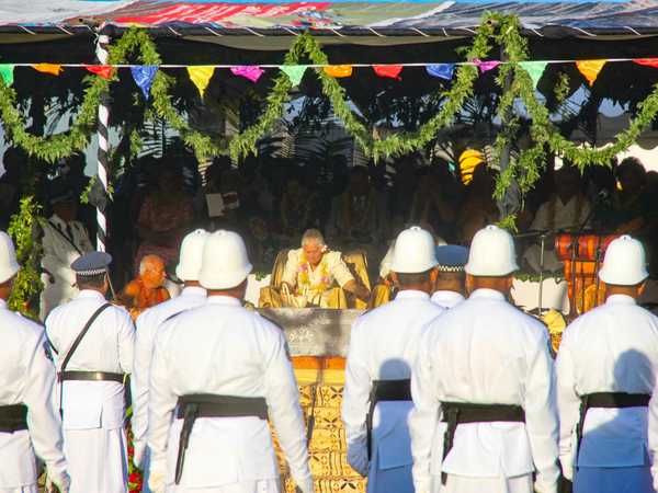 Festeggiamenti per l'anniversario dell'indipendenza di Samoa. L'esercito rende omaggio alla first lady Filifilia Masiofo