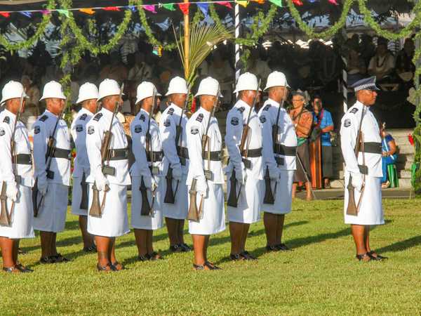 Festeggiamenti per l'anniversario dell'indipendenza di Samoa. Sfila l'esercito in candido lava-lava e sandali d'ordinanza, con moschetto in spalla e elmo bianco in testa.