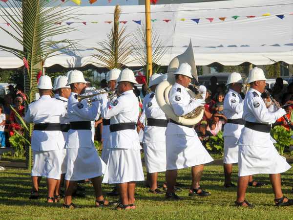 Festeggiamenti per l'anniversario dell'indipendenza di Samoa. Si esibisce la Royal Samoa Police Band, col lava-lava bianco delle grandi occasioni e un enorme trombone color avorio