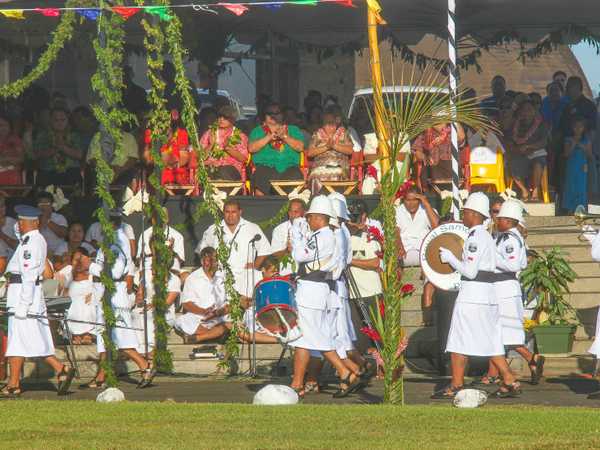 Festeggiamenti per l'anniversario dell'indipendenza di Samoa. Sfila la Royal Samoa Police Band, col lava-lava bianco delle grandi occasioni, davanti ai governanti dei territori vicini: il re di Tonga, principi e regnanti di Tuvalu e Tokelau, il primo ministro di Vanuatu. Tutti rigorosamente in lava-lava a  camicione colorato in stile polinesiano.