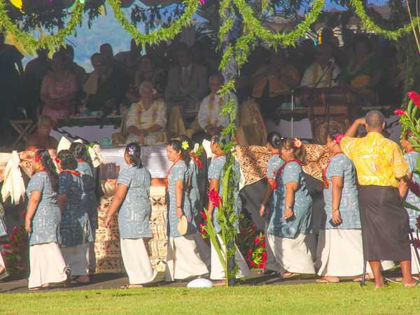 Inizia la sfilata per l'anniversario dell'indipendenza. Passano le delegazioni davanti al presidente Tui Atua Tupua Tamasese Taisi Efi e alla first lady Filifilia Masiofo, in vestito bianco con ghirlanda di fiori al collo.